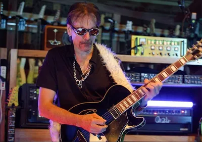 Steve Vai diz que Devin Townsend estava sob seu comando no início da carreira