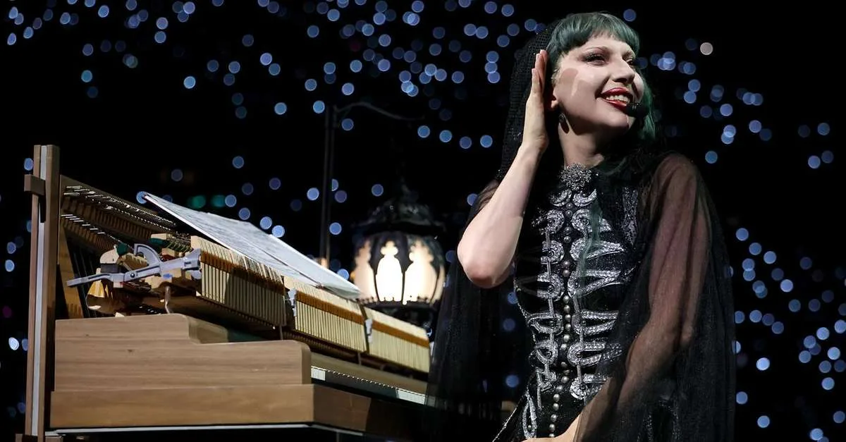 Lady Gaga é mãe de menina chamada Rose Bean Polansky