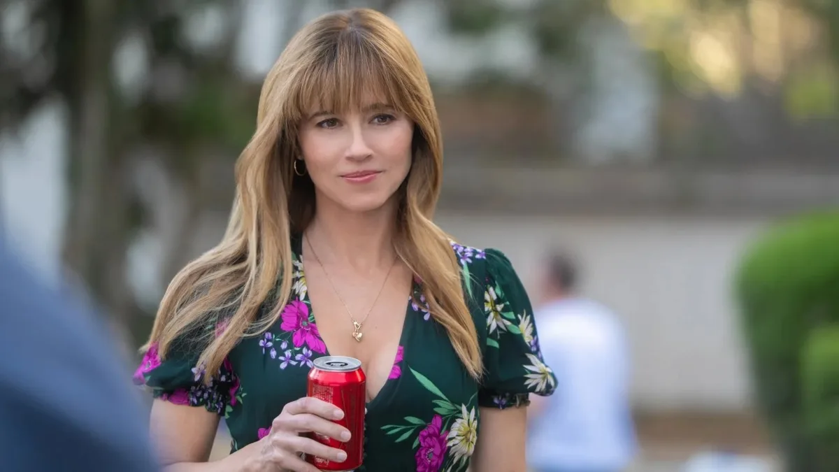 Linda Cardellini e David Harbour vencem o Emmy por ‘DTF St. Louis’