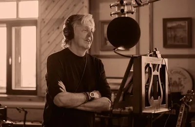 Paul McCartney realiza parceria desejada com Stevie Wonder em “Tug of War”