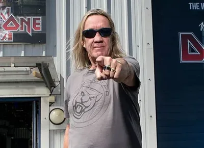 Nicko McBrain conta alucinação com ônibus durante adolescência