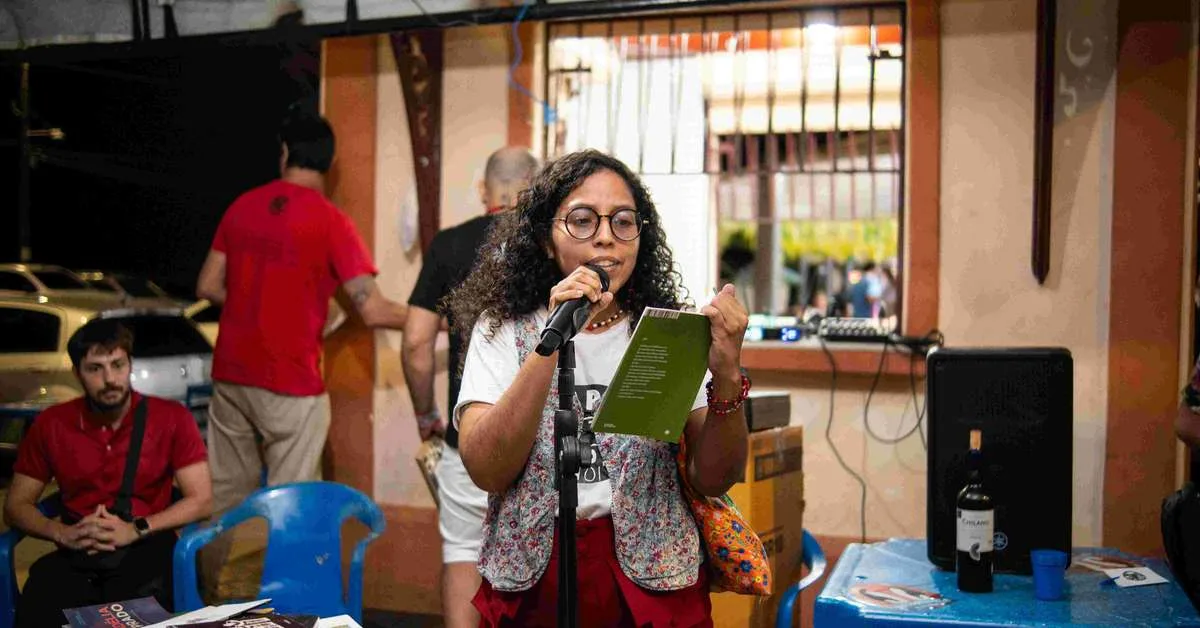 Poesia falada reúne público no bairro da Pedreira, em Belém