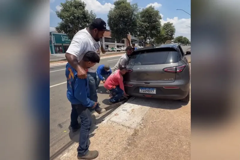 Ajuda coletiva retira carro elétrico de bueiro em avenida de Goiânia