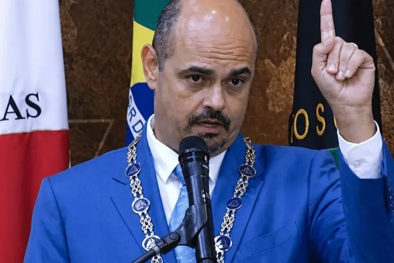Críticas à gestão estadual de Mateus Simões em Minas Gerais
