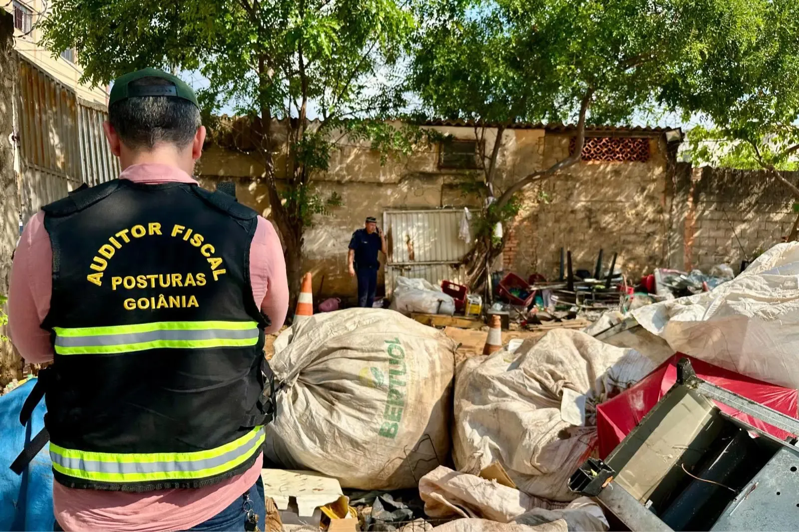 Fiscalização encontra irregularidades e embarga recicladora no Centro de Goiânia