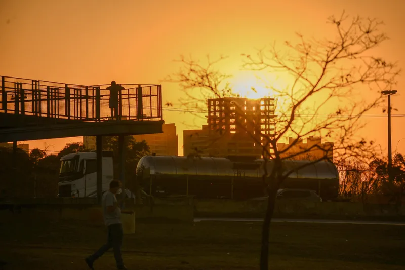 Frente fria deve aliviar calor em parte de oito estados na quarta-feira