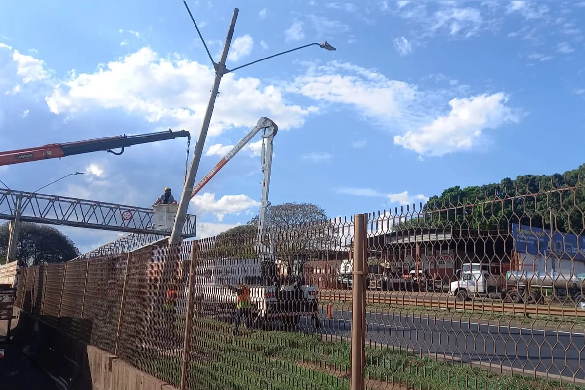 Prefeitura instala novas estruturas após danos em postes na BR-153, em Itumbiara