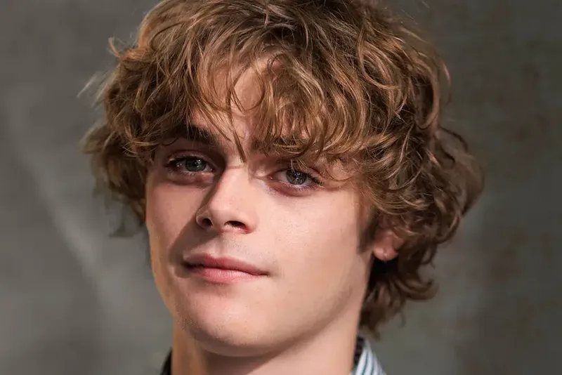 Billy Barratt será Tom Riddle na segunda temporada de Harry Potter