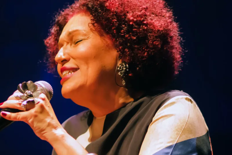 Cláudia Vieira leva espetáculo de 30 anos de música a Goiânia