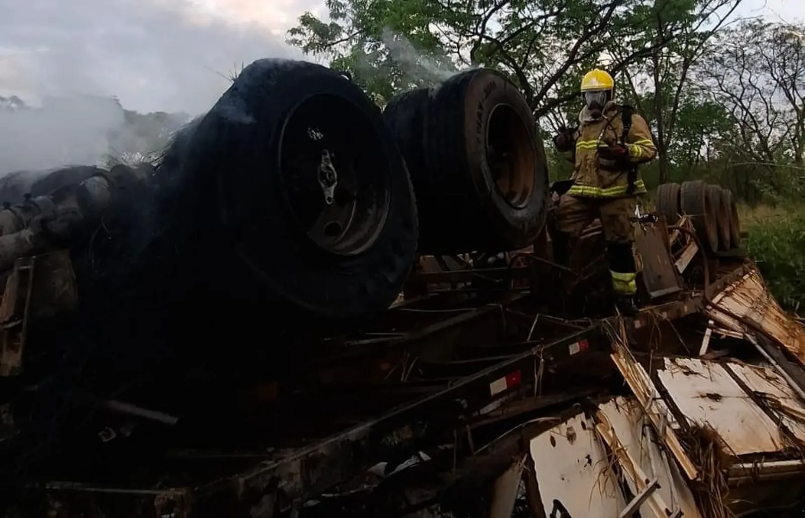 Queda em barranco termina com morte de motorista na BR-364, em Jataí