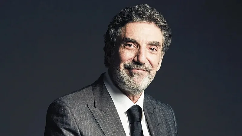 Antes das sitcoms, Chuck Lorre enfrentou fome, doença e falta de dinheiro