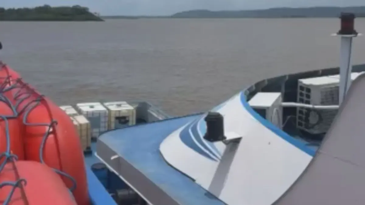 Barco com artistas circenses fica encalhado no Amazonas antes de chegar a Manaus