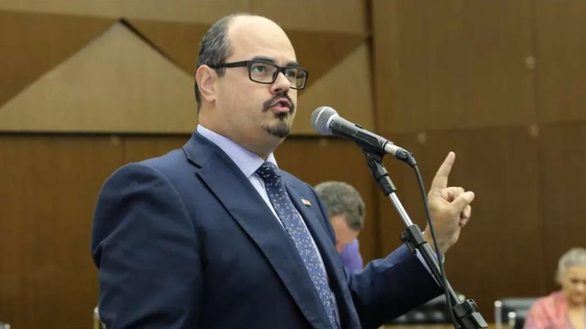 Mateus Simões critica alianças de Cleitinho e cita investigado no caso do INSS | Vero Notícias