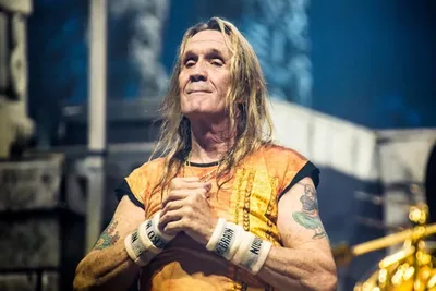 Nicko McBrain conta como Ozzy Osbourne evitou sua queda no mar