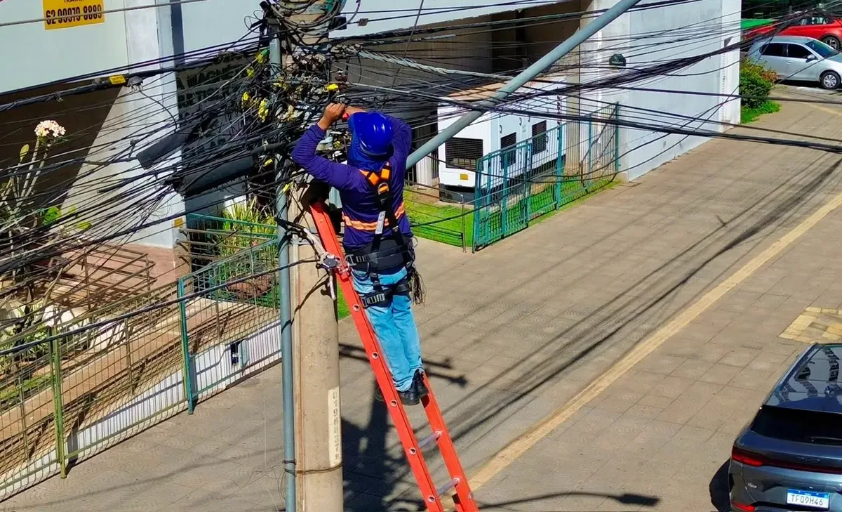 Goiânia reúne empresas e órgãos públicos para retirar cabos sem uso da rede aérea