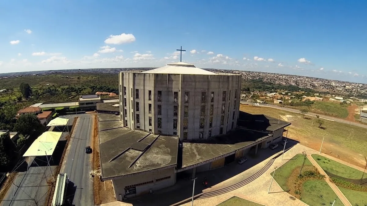 Bombeiros resgatam trabalhador preso em andaime na Catedral de Luziânia