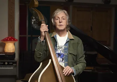 Paul McCartney ensinou baixo a Elvis Presley durante encontro dos Beatles
