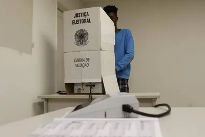 Celular deve ser guardado antes da cabine de votação; veja outras regras