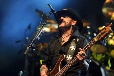 Lemmy criticou “Razor’s Edge” por representar o rock americano de 1983