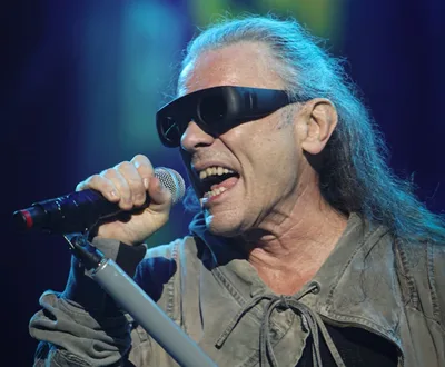 Bruce Dickinson criticou a nostalgia e a sensualidade de “Crazy”, do Aerosmith