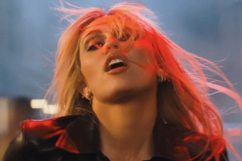 Miley Cyrus aposta no dance-pop em “Bass Persuades”